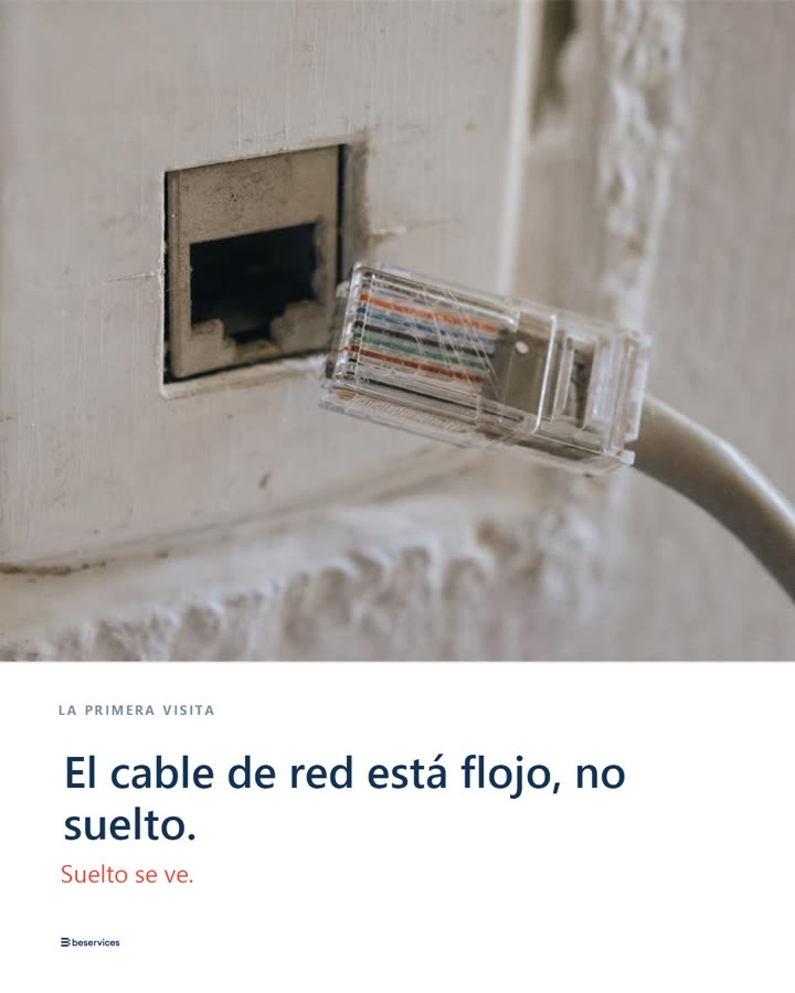 Primer plano de un conector de red medio salido de la roseta de la pared, aguantando por unos milímetros. Rótulo: «El cable de red está flojo, no suelto. Suelto se ve.»