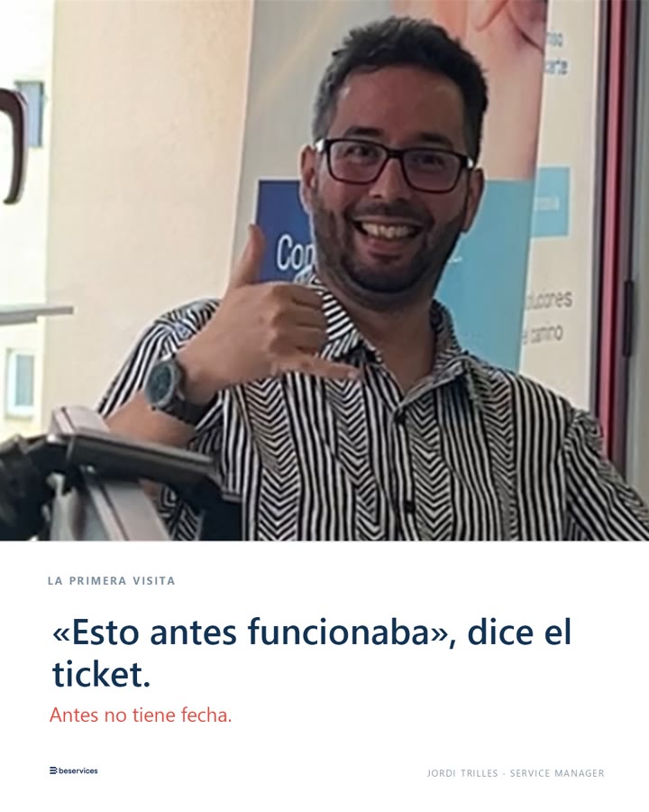 Jordi Trilles, con gafas y camisa de rayas, sonríe con el pulgar hacia arriba delante de un panel de oficina. Rótulo: «Esto antes funcionaba», dice el ticket. Antes no tiene fecha. Firma al pie: Jordi Trilles · Service Manager.
