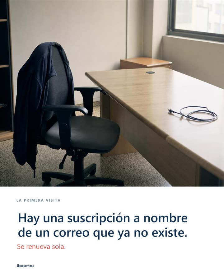 Un despacho vacío con una chaqueta olvidada en el respaldo de la silla y un cable enrollado sobre la mesa. Rótulo: «Hay una suscripción a nombre de un correo que ya no existe. Se renueva sola.»
