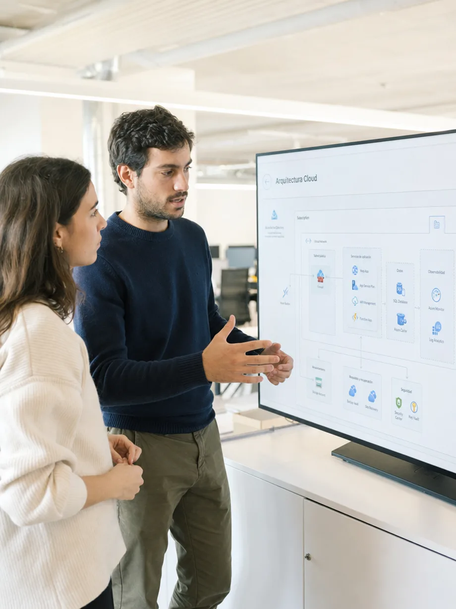Dos profesionales revisando en pantalla el diagrama de una arquitectura cloud